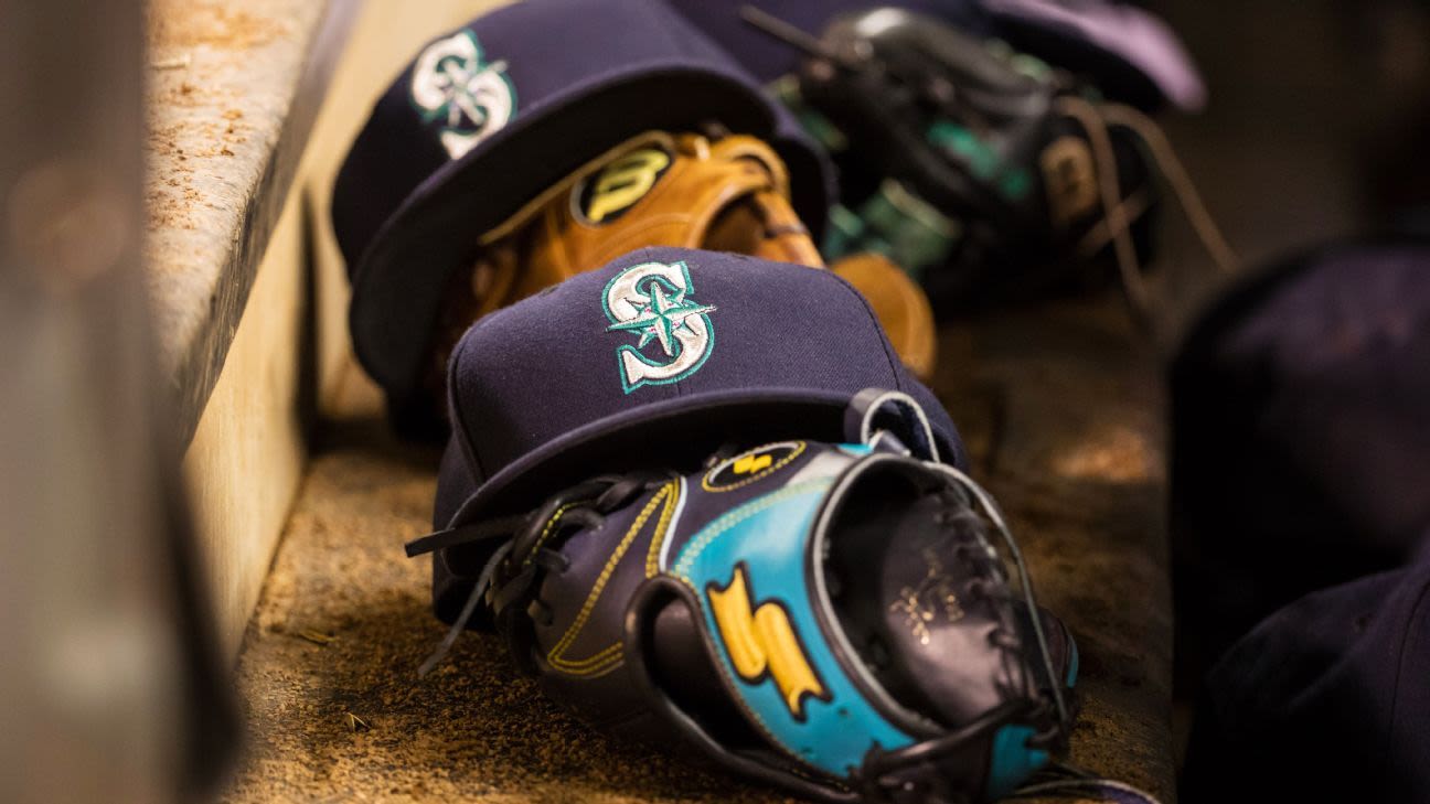 Mariners place reliever Saucedo (knee) on IL