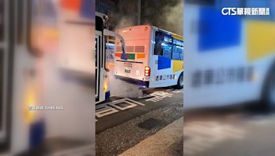 基隆公車靠站突冒白煙！ 公車處：自動除碳模式