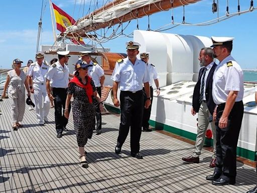 Robles visita el 'Juan Sebastián de Elcano' y felicita a la dotación tras su 96 crucero de instrucción