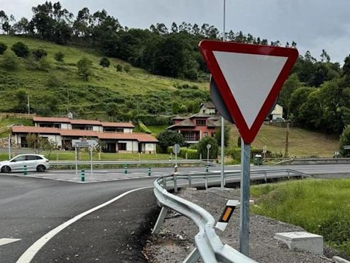 La nueva rotonda de Vega los Caseros (Parres), sigue sin alumbrado: 'Ojalá no sea para el año que viene'