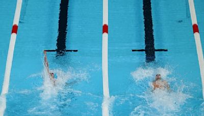 JO 2024 (natation): l’improbable séquence avec un homme qui plonge pour récupérer un bonnet de bain