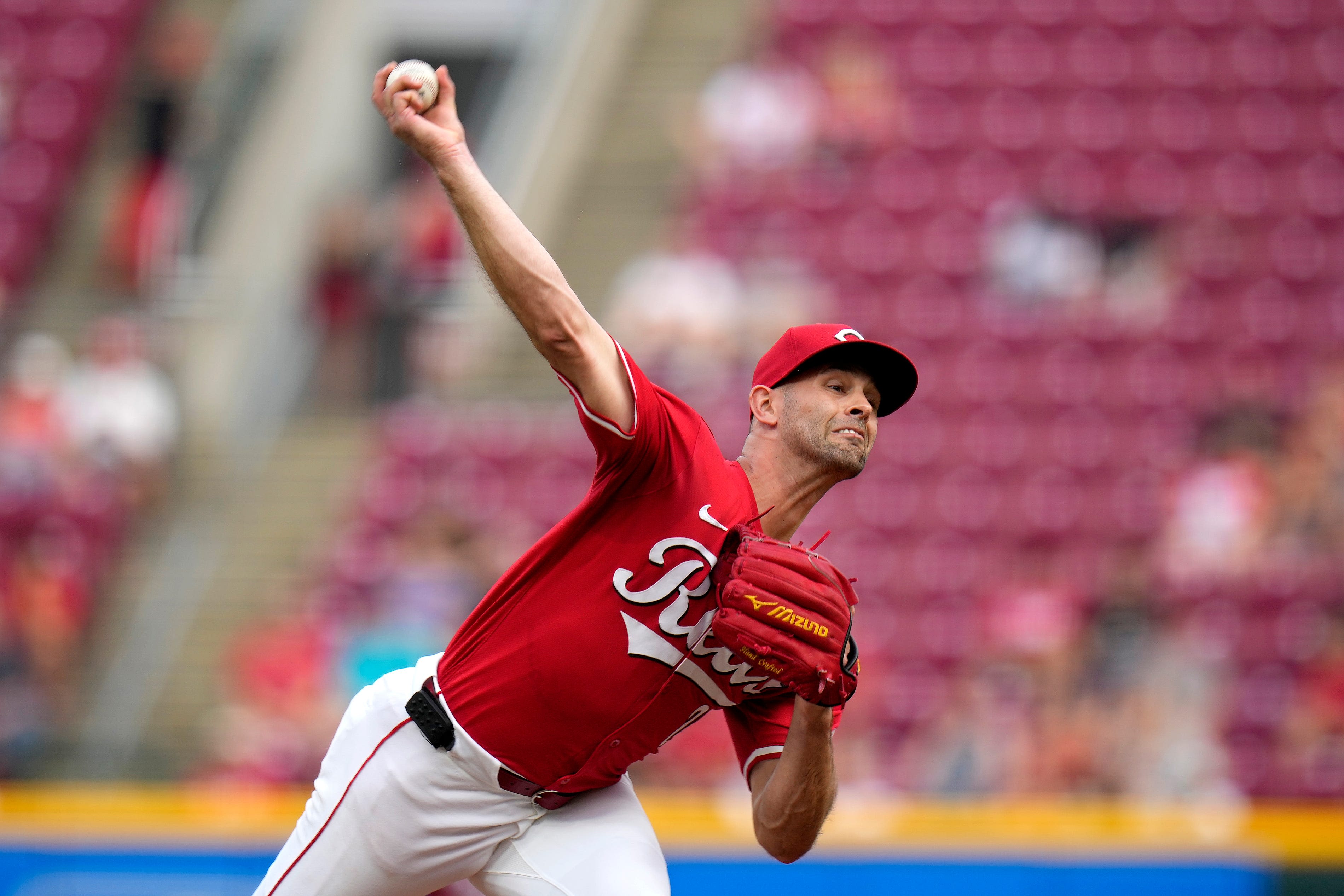 Reds look to win rare series against Padres in Thursday matinee