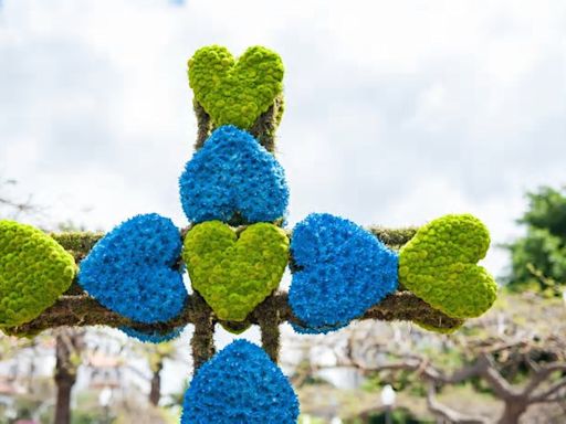 Santa Cruz de Tenerife se engalana con 62 cruces de flores para celebrar su 530 aniversario