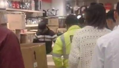 Presunto agresor quedó vivo en escena del crimen de centro comercial Santafé; lo golpearon