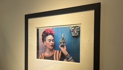 Medio centenar de fotos desconocidas de Frida Kahlo ahondan en su leyenda en Nueva York