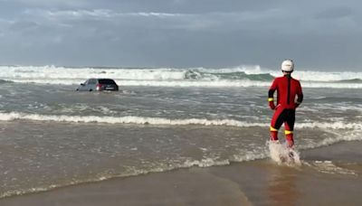 Un coche queda encallado en una playa de Oyambre y encuentran a los ocupantes en un chiringuito