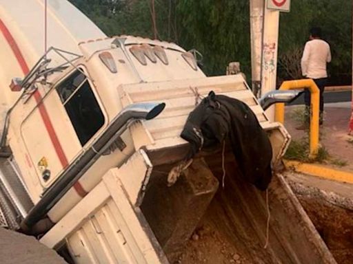 Camión de carga es ‘tragado’ por socavón que se formó en León, Guanajuato