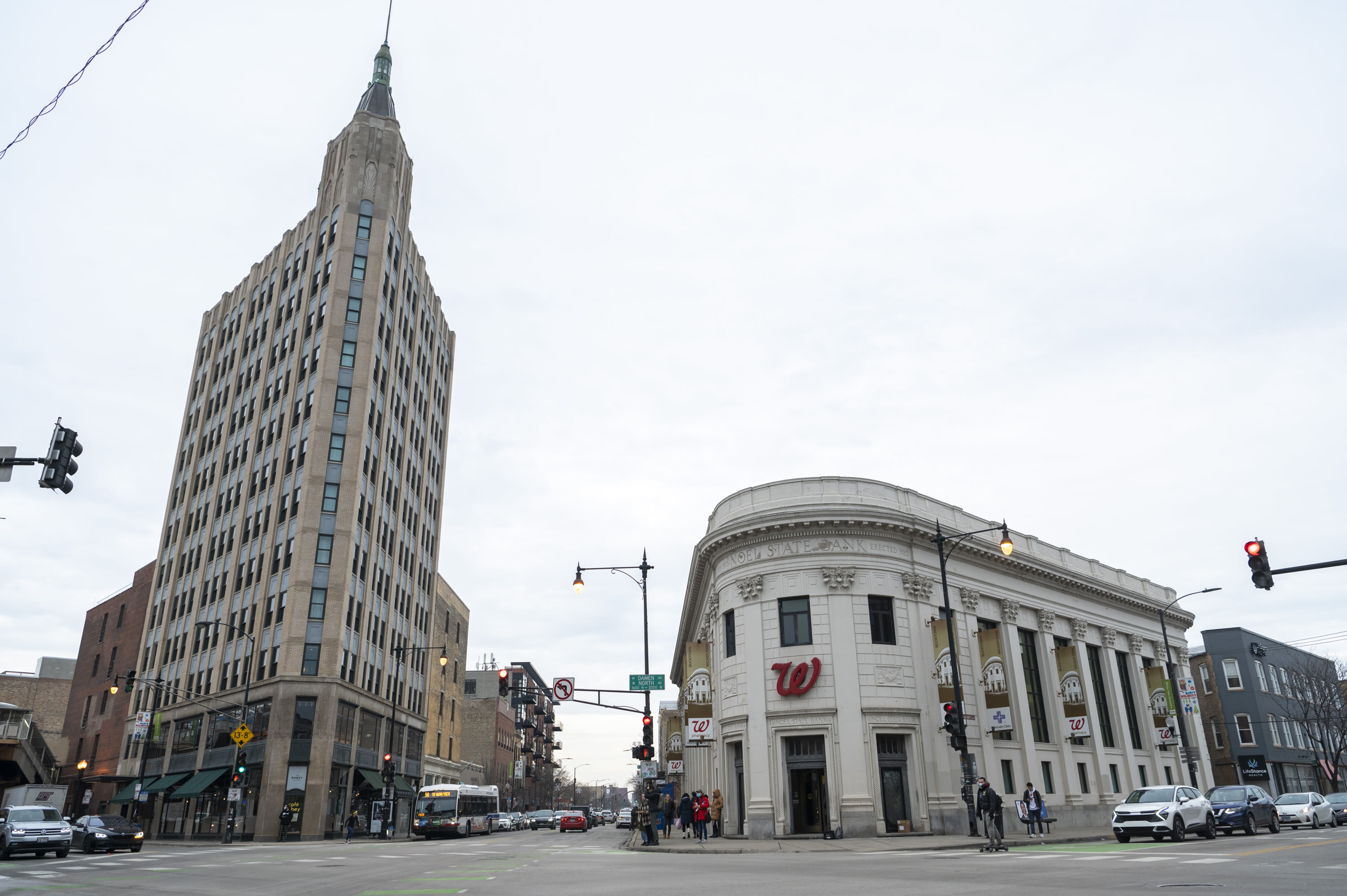 Barnes & Noble pushes back Wicker Park store opening, citing construction delays