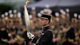 El desfile del Día de la Bastilla en París incluye a la antorcha olímpica en un año excepcional