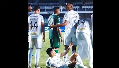Jugadores del Santos de Brasil dan 'show', uno pica el trasero y otro se baja el short