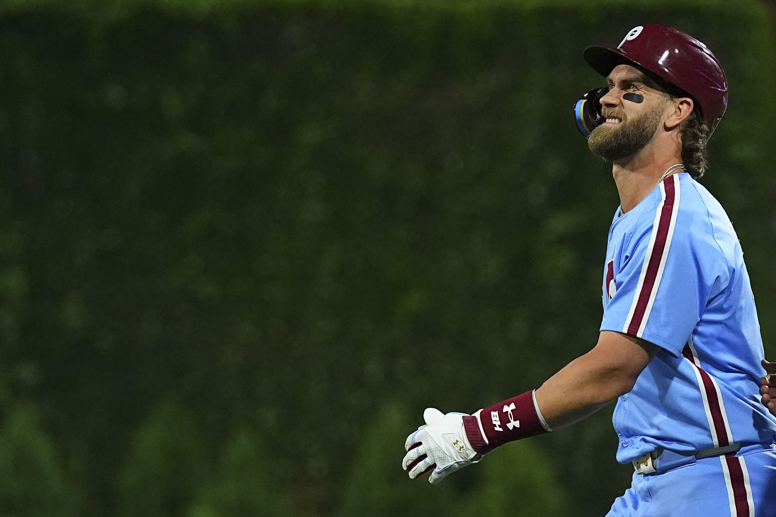 Bryce Harper limps off field with apparent hamstring injury after game-ending groundout