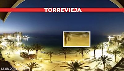 Nuevo récord en Torrevieja: a las 5:46 se coloca la primera sombrilla de la playa