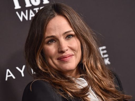 Jennifer Garner Takes Up Bird Watching and Simply Can't Get Enough