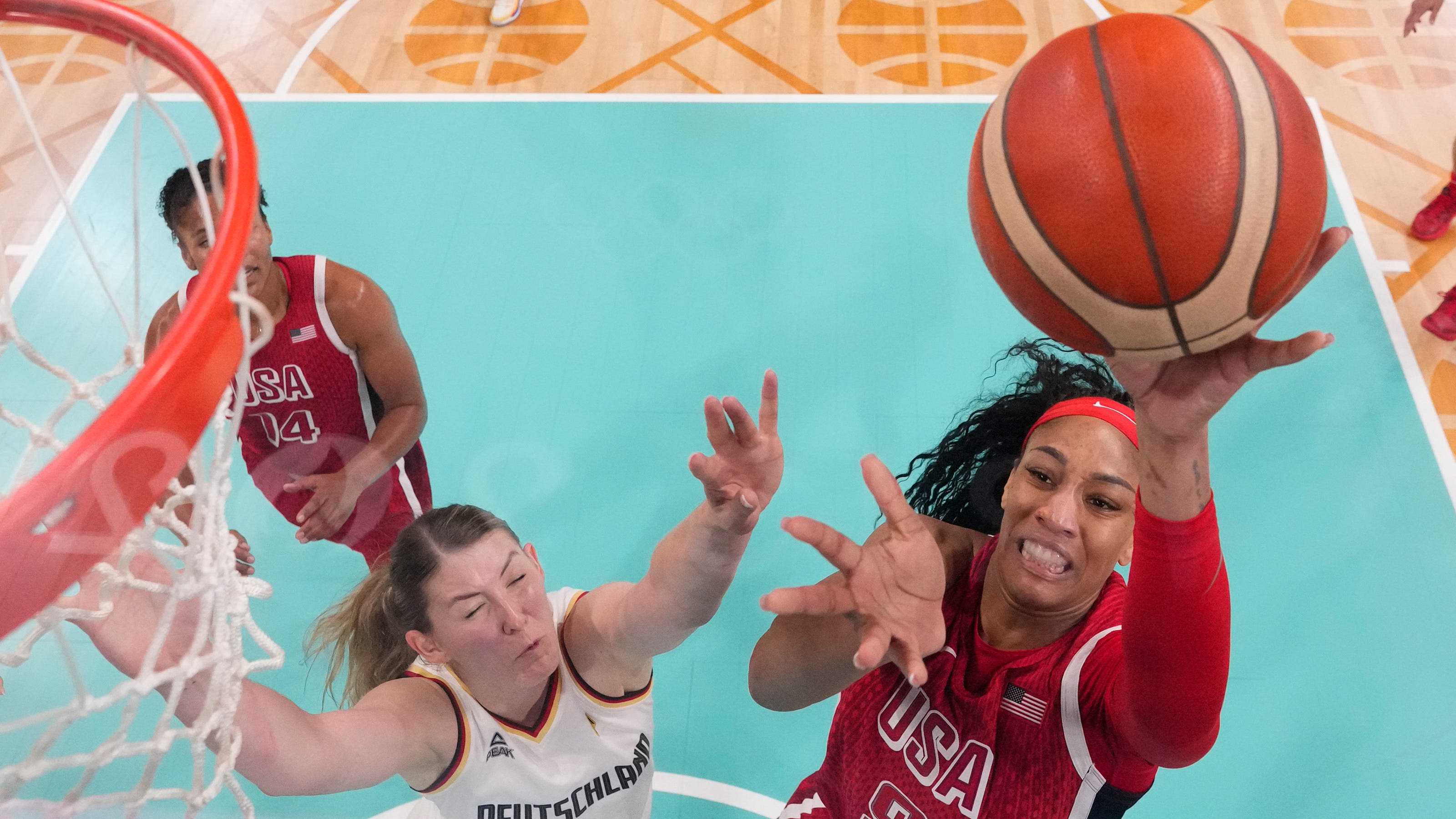 US women's basketball team runs Olympic win streak to 58 straight; quarterfinals next