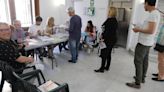 Los votantes del PP y del PSOE avalan a sus alcaldes y se reparten a los independientes