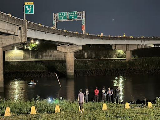 國1堤頂高架橋「車墜基隆河」 死傷不明！第一現場曝光