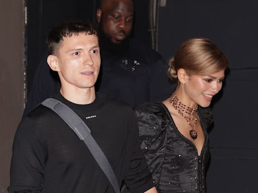 Zendaya prestigia Tom Holland no teatro, e casal reformula momento icônico de 'Homem-Aranha'