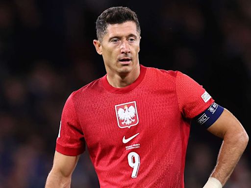 Robert Lewandowski offers worrying injury update after Poland substitution