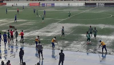 “Parece una laguna”: El insólito partido de Liga 2 que se jugó en cancha inundada por fuertes lluvias en la selva peruana