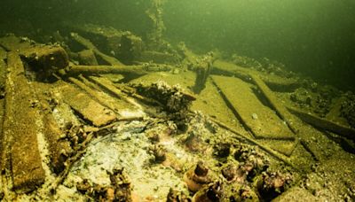 Des plongeurs polonais trouvent une épave chargée de champagne et d'eau minérale dans la mer Baltique