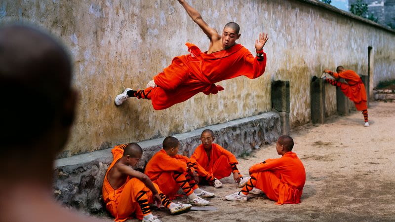 How Steve McCurry captured the incredible acrobatics of China’s Shaolin monks | CNN