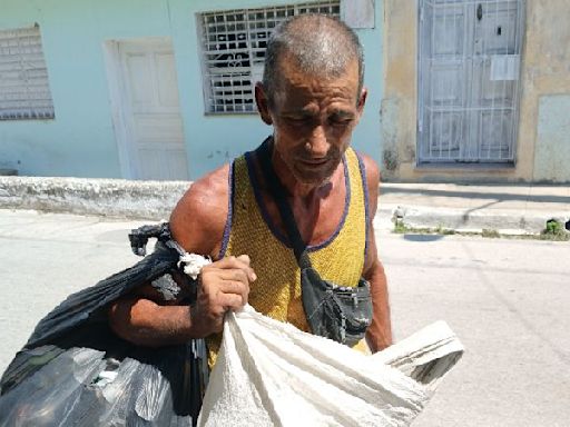 Buscadores de "tesoros" en la basura: "Recogemos todo lo que sirva"