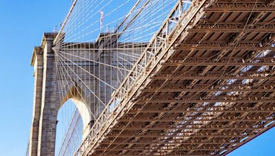 Une femme tente de se jeter du haut d’un pont, elle est sauvée par une immense star en plein tournage