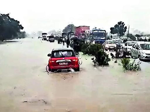 Heavy Rainfall Causes Inundation on Halol Highway and Access Restrictions at Pavagadh | Vadodara News - Times of India