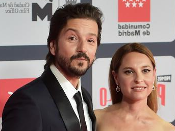 Diego Luna incondicional a su amor por Marina de Tavira y la sorprende con su apoyo en obra de teatro