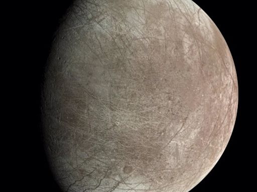 Juno proporciona vistas de alta definición de la capa helada de Europa