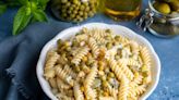 Receta de ensalada de pasta sencilla, con mayonesa casera y verduras variadas