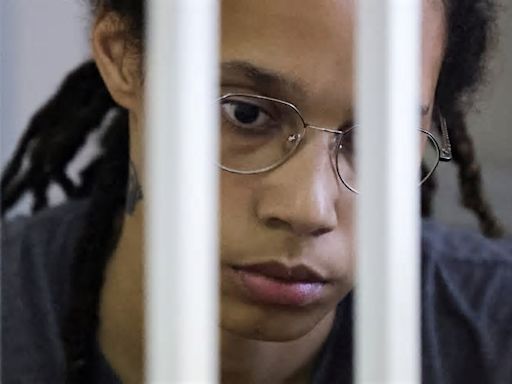 Brittney Griner dice que había "nidos de araña" y sangre en la cama de su prisión en Rusia