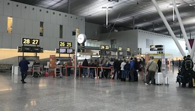Crisis aérea en Galicia: Peinador cerrado por obras y vuelos cancelados en Santiago por huelga