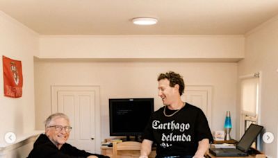 Zuckerberg compartilha imagem dele com Bill Gates em réplica de seu quarto em Harvard: 'convidado especial'