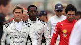Brad Pitt hace 'buenas migas' con Carlos Sainz Jr. y Javier Bardem en el Gran Premio de Gran Bretaña de Fórmula 1