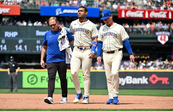Mariners star Julio Rodríguez leaves game with apparent leg injury after crashing into outfield wall
