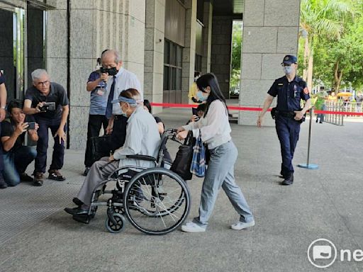 高院撤銷千萬交保 楊兆麟坐輪椅三度現身法院重開羈押庭