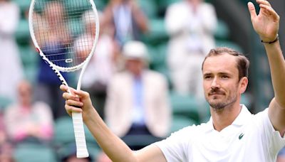 Medvedev, Ruud y Dimitrov avanzan por la vía rápida en su debut en Wimbledon