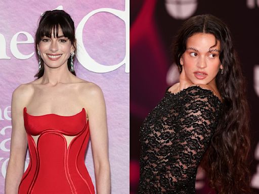 Anne Hathaway y su fanatismo por Rosalía que le hace estar obsesionada con ella