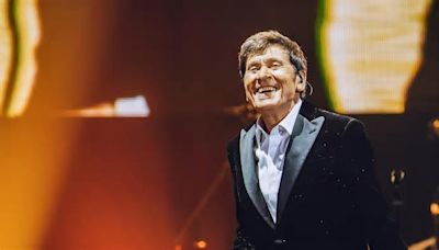 Gianni Morandi celebra il vero tesoro della Rai: i filmati del suo archivio. Compresa la gag in mutande