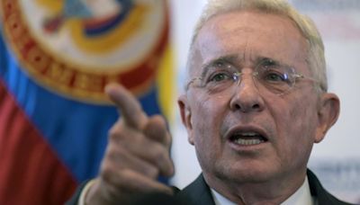 La fiscalía de Colombia acusa al expresidente Uribe de soborno y fraude