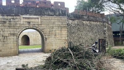 台南防颱移除樹木 不慎造成國定古蹟大南門城垛受損