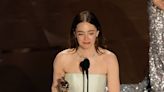 Las lágrimas de emoción de Emma Stone al ganar su segundo Oscar como mejor actriz