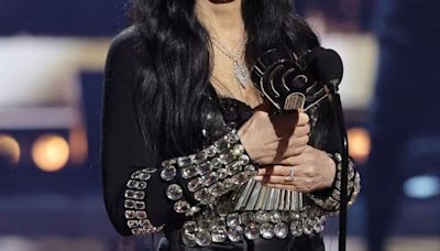 Cher datet Jüngere, weil Gleichaltrige feige sind – oder tot