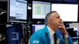 Incertidumbre local y caídas en Wall Street golpearon a acciones y bonos