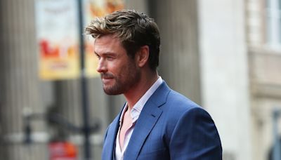 Robert Downey Jr. charrie Chris Hemsworth lors de sa cérémonie du Walk of Fame