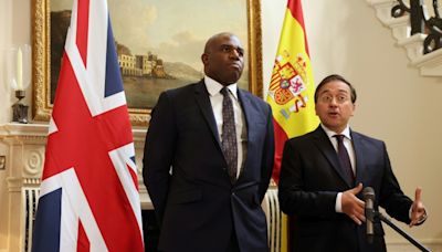 Los cancilleres español y británico buscan un acuerdo sobre Gibraltar en una reunión en Londres