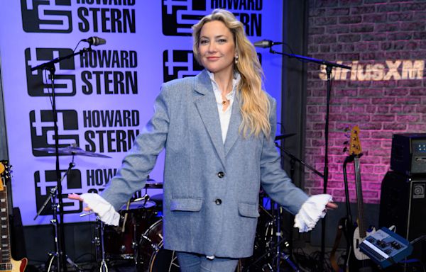Kate Hudson Performs ‘Gonna Find Out’ & Classic 80s Cover on ‘The Howard Stern Show’