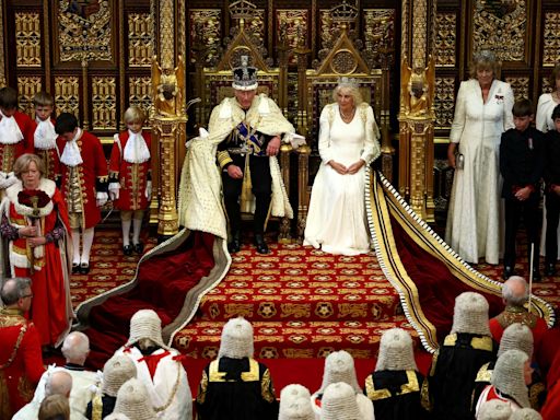 Carlos III abre la nueva legislatura en el Reino Unido: pompa, circunstancia y sofocante calor bajo capas de armiño