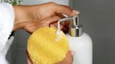 Por qué usar esponjas de baño podrían ser perjudiciales para tu salud - La Tercera